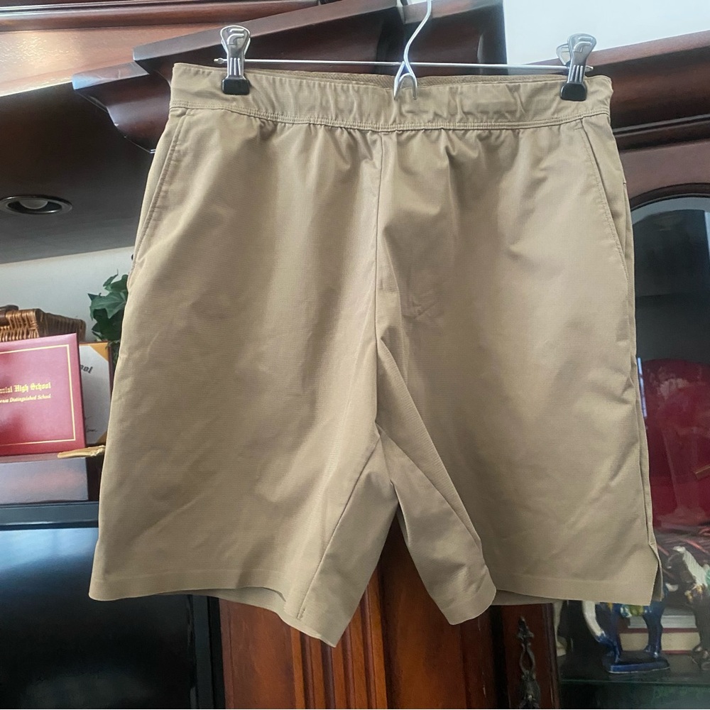 Uniqlo Men’s Active Shorts Tan Khaki sz M Athletic Stretch Waist Soft Activewear